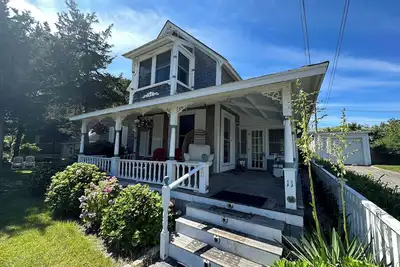 Image de Updated 3-bedroom in gorgeous Oak Bluffs w/ waterviews and expansive front porch