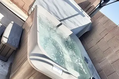 Image de New Outdoor Hot Tub & 3 Smart Tvs ‘Pets’ ‘Mins To Parks’ ‘Relaxation’