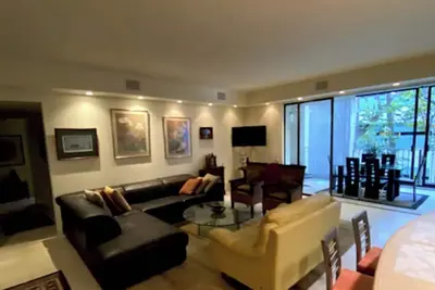 Image de Beachfront - 2bdrm 2 bath, fine art, contemporary design in luxury building.