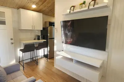 Image de 1br 1ba tiny home with W/D a few steps away from Kaiser Woodland Hills