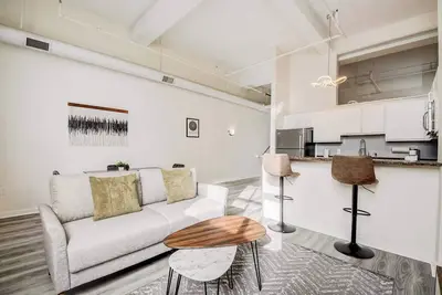 Image de 2br CozySuites with Direct Skybridge Access #11