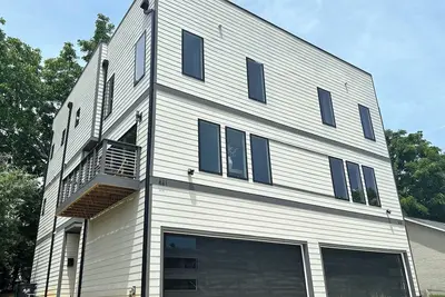 Image de Enjoy a stylish experience at this centrally-located 3 bedroom home.