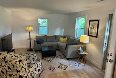 Image de Suzie’s Place—-Charming 2-bedroom house in Lawrence. Minutes north of Downtown.