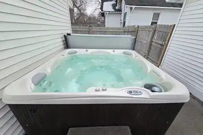 Image de Book l Tiny House in Fargo l Minutes from Ndsu l Hot tub & Detached Garage!