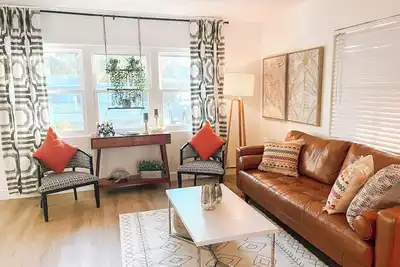 Image de Mid-Century 2-Bedroom Charm - Beach, Pets, Fenced Yard in Fabulous Venice