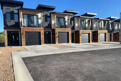 Image de New Town Home-Sleeps 11- Multiple available-#12