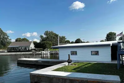 Image de The Boathouse: Peaceful lakefront home with protective boathouse.