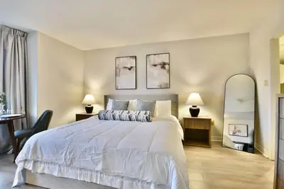 Image de Cottage Cozy Haven king bed Suite - pullout couch.