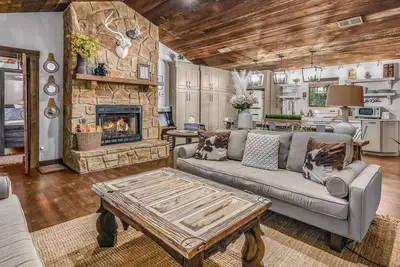 Image de Summer Wind (2-Bedroom Cabin) - Pets Allowed by RedAwning