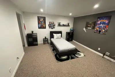 Image de Cozy 2 Bedroom lower level