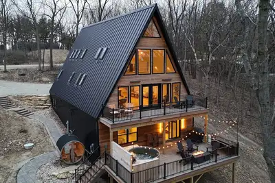 Image de A-Frame Riverside Luxury: Hot Tub, Sauna, Arcade & Views!