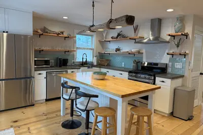 Image de Nyc to Zen - Spa Bungalow w/ Hot Tub, Gym - Walk to the Beach + Ferry Access