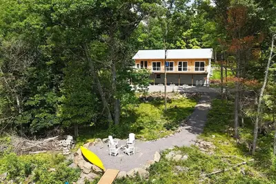 Image de 4-season retreat along the Crowe River. Tranquillity and modern comfort.