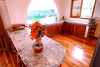 Image de Elegant and Luxurious 1-bedroom with Stunning Ocean-View and Flower Gardens.