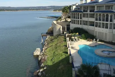 Image de Cozy villa with a lot of natural light, and WiFi, in welcoming Lago Vista\n\n