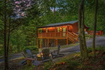 Image de Great Location! • Secluded and Private •Hot Tub •King Bed •Twin Bunks •Fire Pit