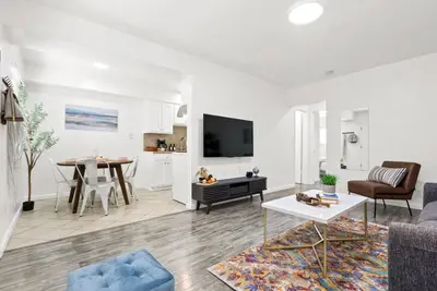 Image de Quaint City Enchantment with King Bed