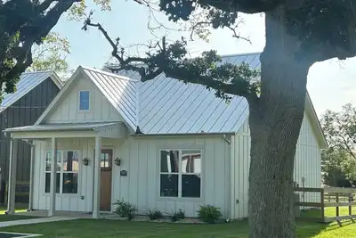 Image de Clean, Modern Cottage close to the Vine & Round Top. The perfect country retreat