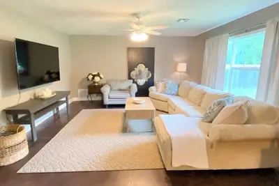 Image de 1. 3 Mile to Kyle Field, 10 min walk to A&M campus & Century Square, Pet friendly