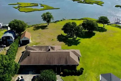 Image de Stunning waterfront views; 4-bedroom house directly on Intracoastal waterway!