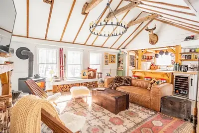 Image de Private Creekside Oasis - hot tub, hiking, breweries!