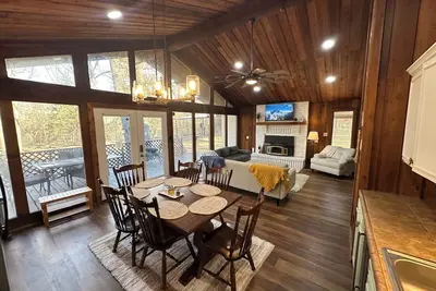 Image de Cozy Cottage at Serenity Woods for up to 18 guests. Only 5 mins from the lake!