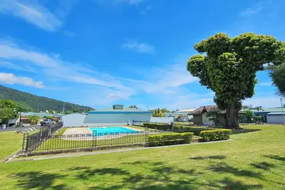 Image de Maison dans résidence privée calme avec piscine.