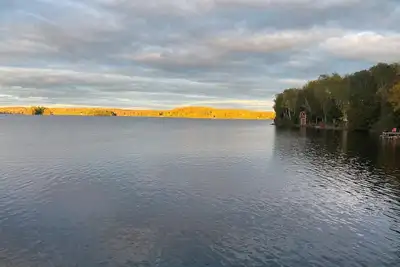 Image de The Loon Song-Stunning 4-Season Waterfront Cottage With Private Dock & Tiki Bar