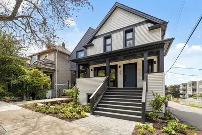 Image de New Luxury Duplex - Live like a local in the lively Commercial Dr neighbourhood!