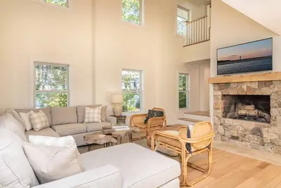 Image de Large Family Home w/ Carriage House