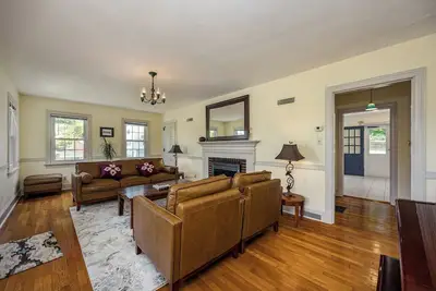 Image de Convenient to Jmu, Burg Dining and Downtown Bars, Right off Interstate 81