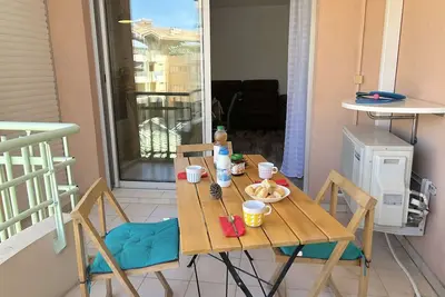 Image de Studio cosy avec terrasse, clim, à 50m plage et 100m commerces, Fréjus