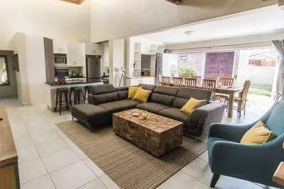 Image de Almost Perfect 4-bedroom house in Jbay. Stunning view & 500m walk to the beach!