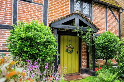 Image de Quaint, Historic 400-Year-Old Tudor Cottage Near Windsor