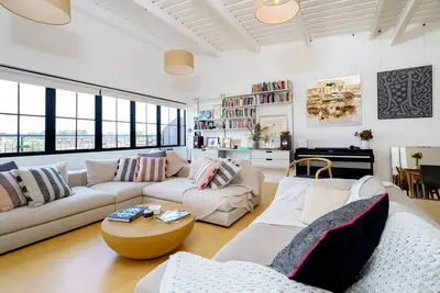Image de Super Spacious Penthouse in Art Deco Warehouse Conversion
