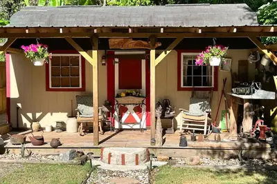 Image de Cozy 200 ft tiny house with WiFi, Ac, located in nature and close to so much.