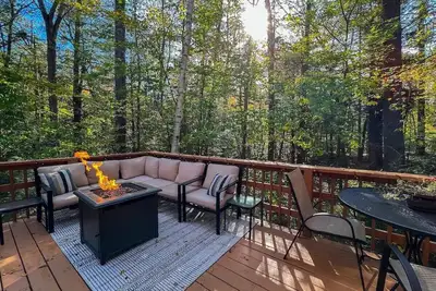 Image de Close to all Conway has to offer! 5 queen beds, personal sauna and hot tub!