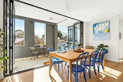 Image de Artsy Sanctuary Inner City Vibrance and Urban Views