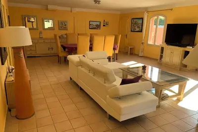 Image de très belle maison récente avec piscine entouré de fleurs 1 km de la plage