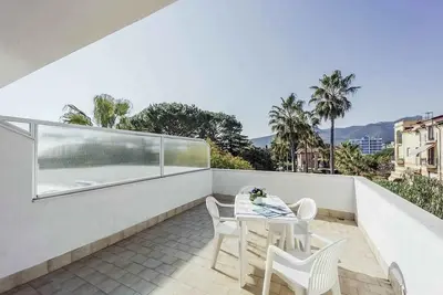 Image de Appartement de vacances avec climatisation, balcon et piscine