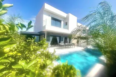 Image de Villa Sunrise neuve avec piscine privé chauffée, jacuzzi, wifi à Empuriabrava
