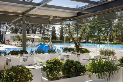 Image de maison de vacances avec climatisation, terrasse et piscine extérieure