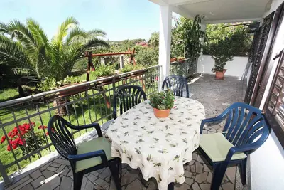 Image de Appartement de vacances avec balançoire pour enfants et barbecue