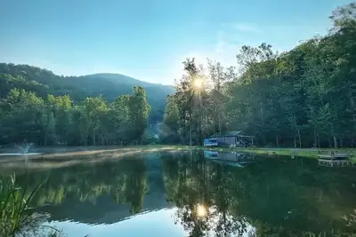 Image de Pondside cabin next to a river with kitchen and bath. Kid/Pet Friendly. Roku Tv