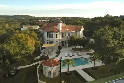 Image de Gorgeous Lake Travis Retreat Home With Pool, Court And Fitness Room