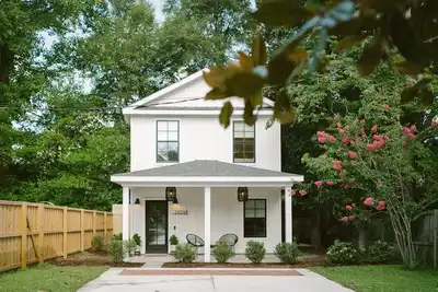 Image de The Magnolia: Serene Oasis Under Nature’s Canopy