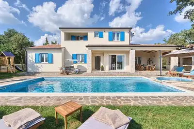 Image de Villa avec piscine, sauna et aire de jeux