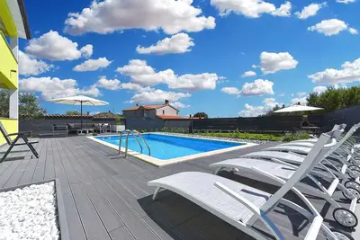 Image de Maison de vacances avec une piscine extérieure et de la climatisation