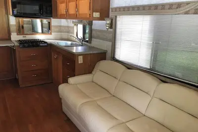 Image de Private 1-bedroom Rv with full hookups and direct bus to Nyc Manhattan only 2 blocks away