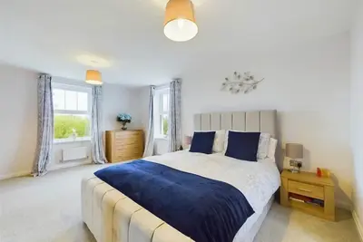 Image de Large, light and airy room with kingsize bed & lovely views of the countryside.